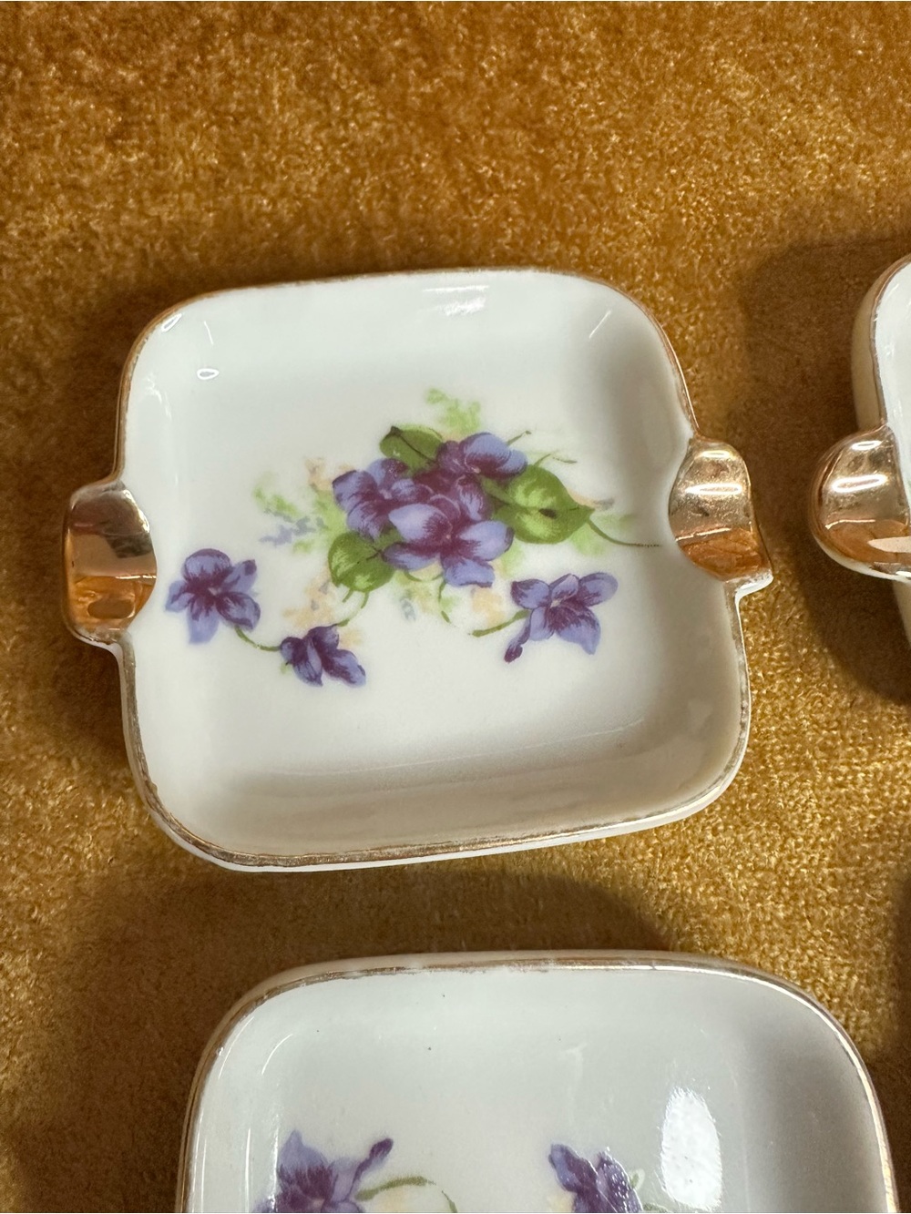 Set of 4 Mid Century Lefton Mini Ashtrays with Holder Violets Floral Vintage - Picture 5 of 13